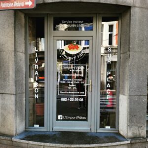 Lettrage vitrine LEmportPates